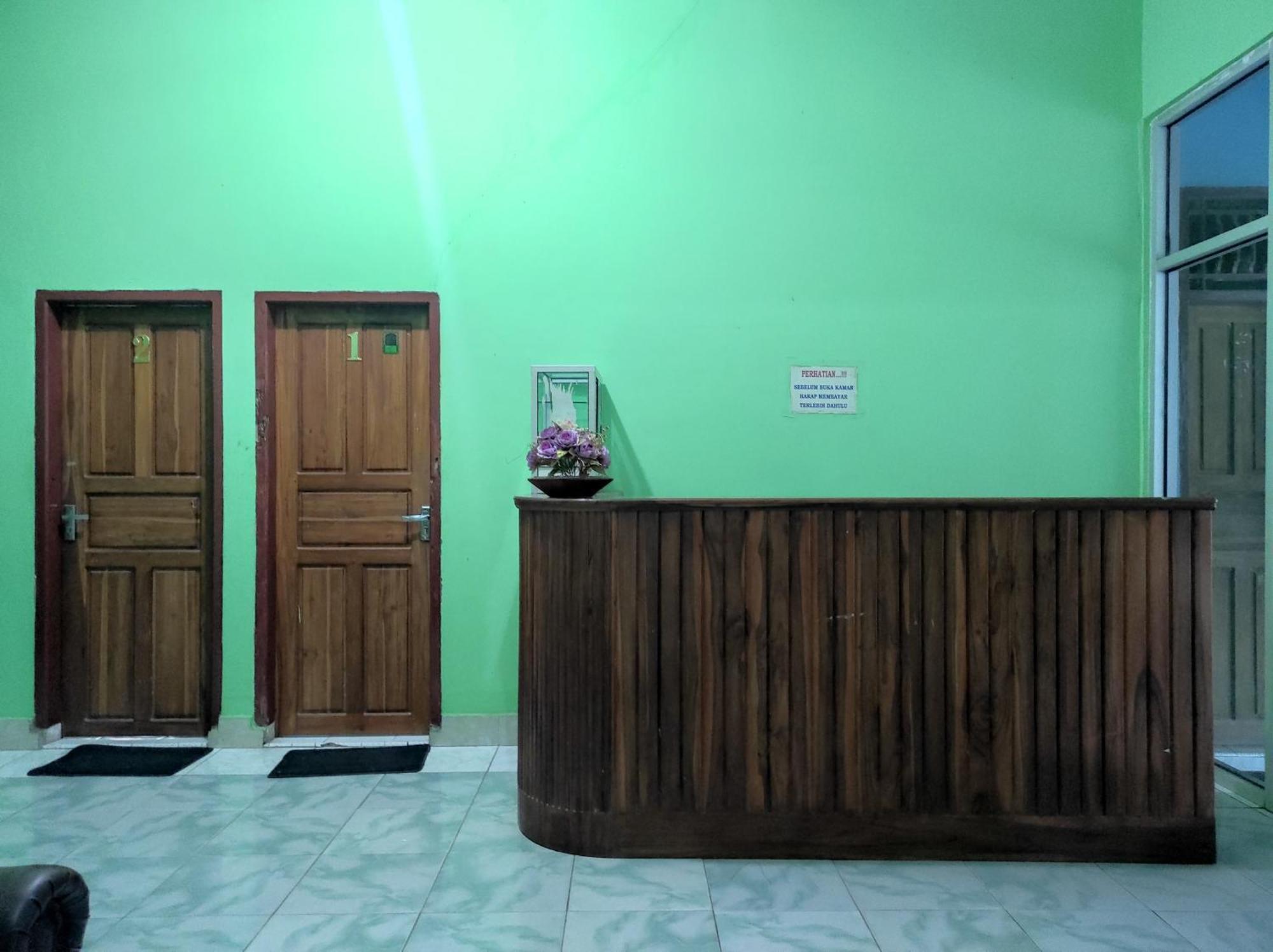 Oyo 93411 Syariah Hotel Tomborang Karema Exterior photo