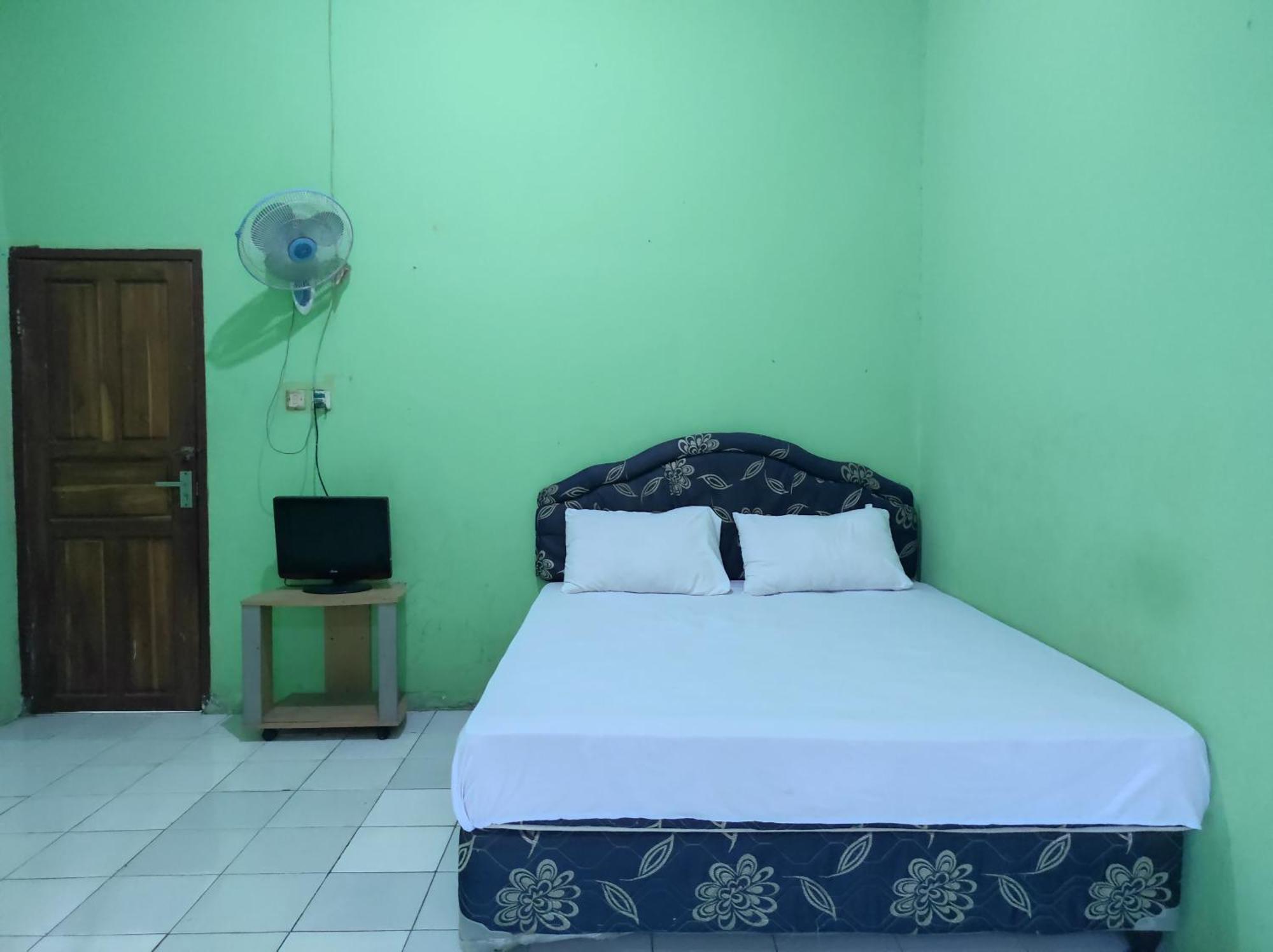 Oyo 93411 Syariah Hotel Tomborang Karema Exterior photo