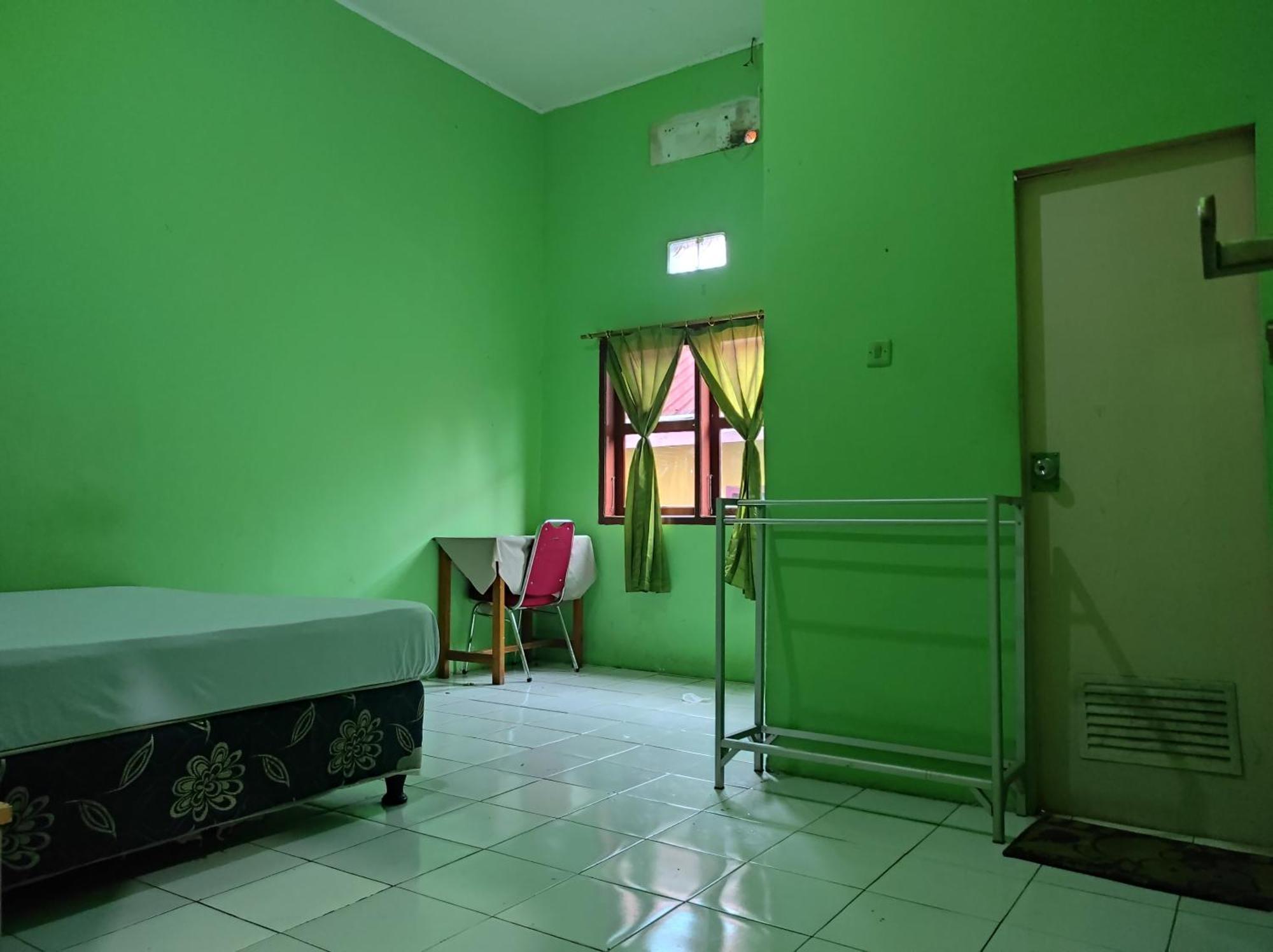 Oyo 93411 Syariah Hotel Tomborang Karema Exterior photo