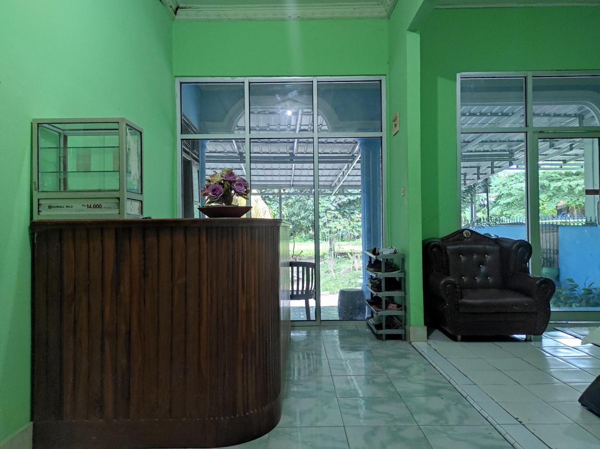 Oyo 93411 Syariah Hotel Tomborang Karema Exterior photo