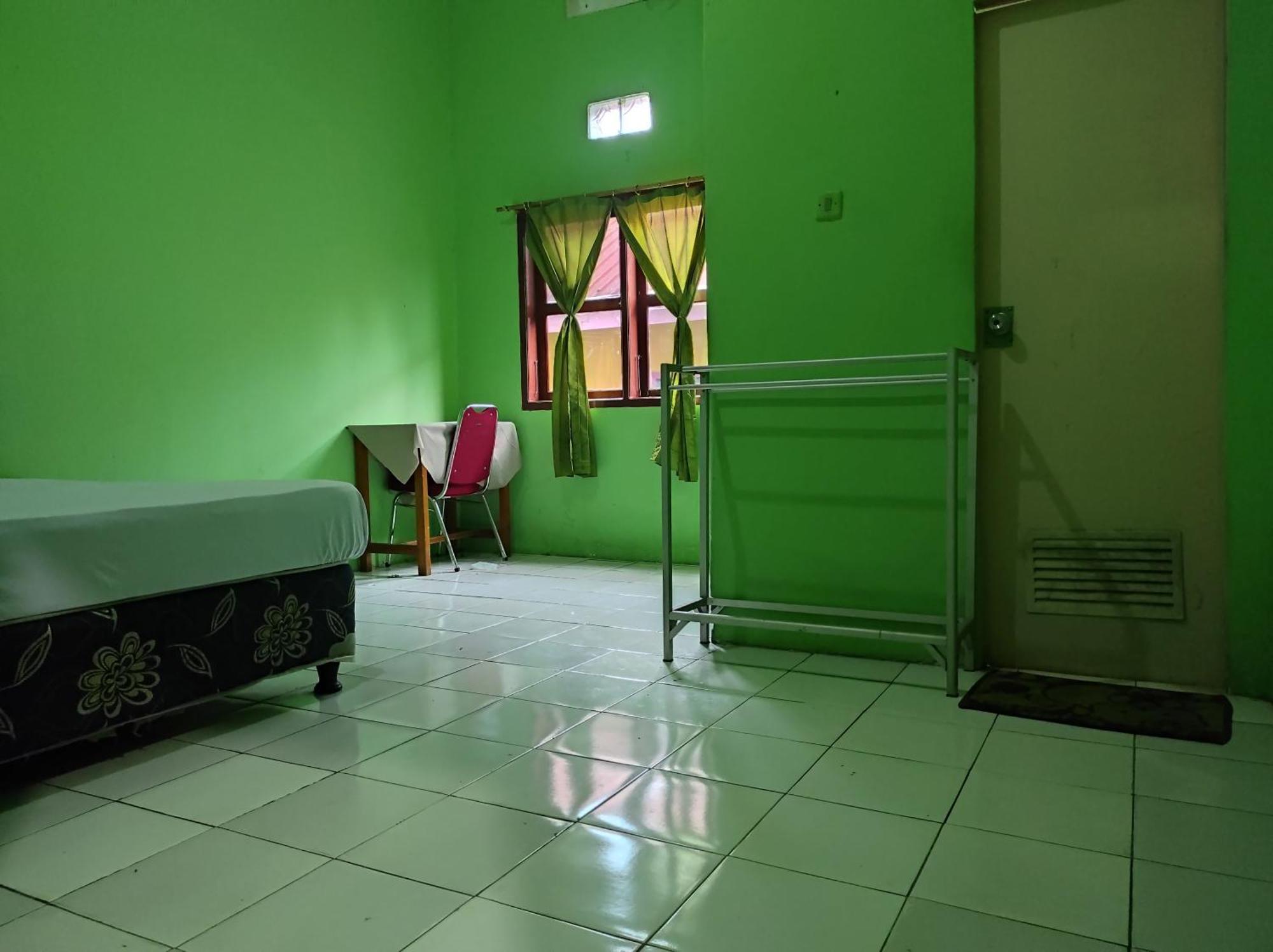Oyo 93411 Syariah Hotel Tomborang Karema Exterior photo