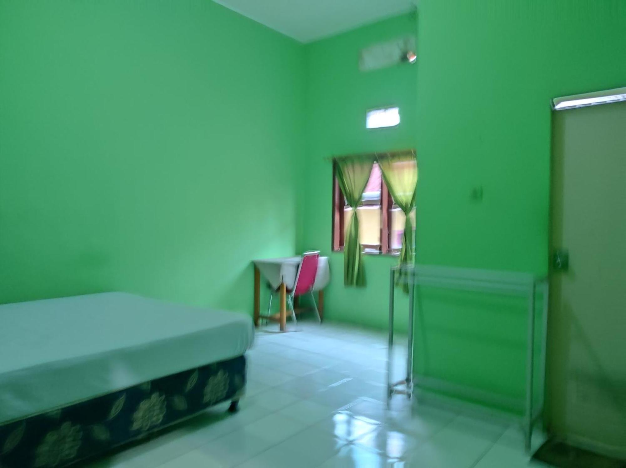 Oyo 93411 Syariah Hotel Tomborang Karema Exterior photo