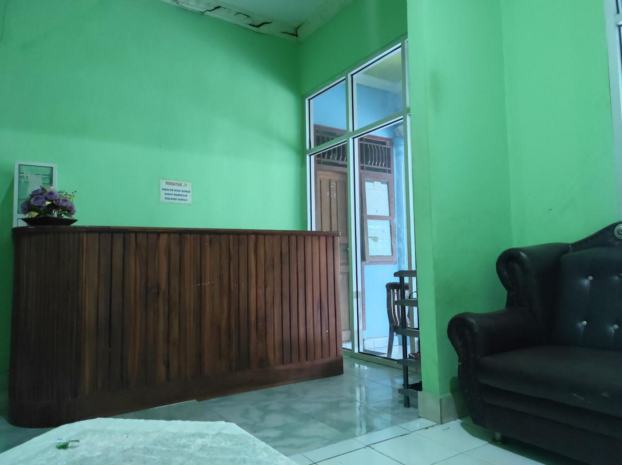 Oyo 93411 Syariah Hotel Tomborang Karema Exterior photo
